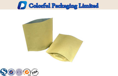 並ぶクラフト紙ホイルは茶/軽食のパッキングのための薄板にされた袋を立てます