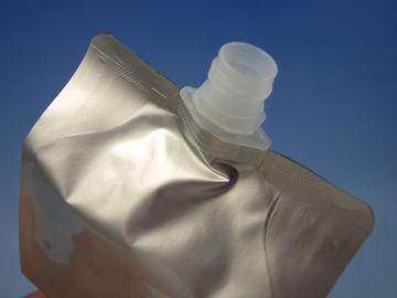 薄板にされたアルミ ホイルは口 250ml の飲み物の袋が付いている袋を立てます